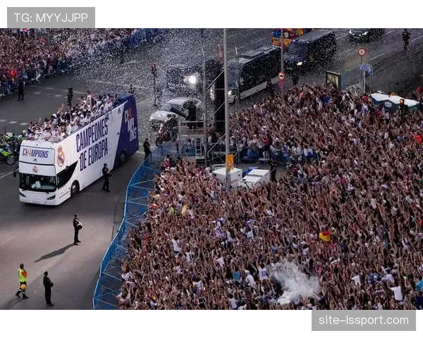 特写：欧冠转播车内，导播在数十路AI辅助推荐镜头中做出切换决策